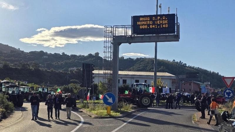 Caro carburanti, esplode la protesta dei camionisti: tir fermi nel Sud Italia, distributori a secco e rischio paralisi