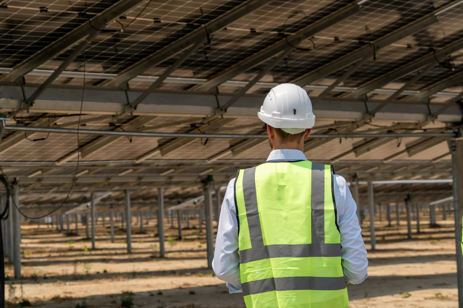 La transizione verde è a corto di lavoratori: in Italia mancano tecnici, elettricisti e idraulici