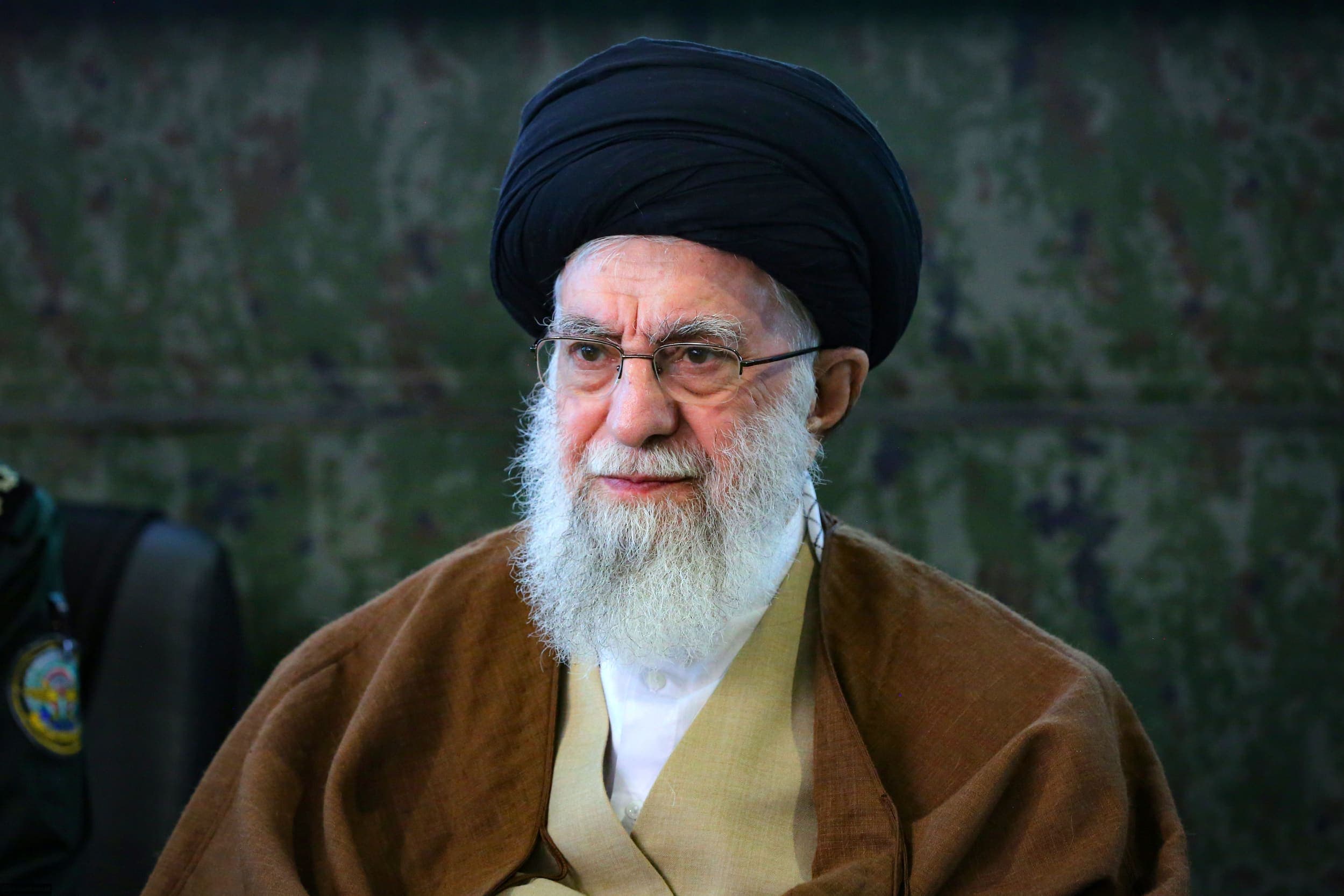 Teheran, la salma di Ali Khamenei alla Grande Moschea di Mosalla per i funerali