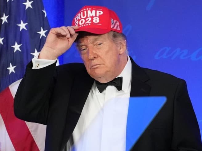 Trump e il  terzo mandato (impossibile): cappellino rosso e show alla cena dei corrispondenti