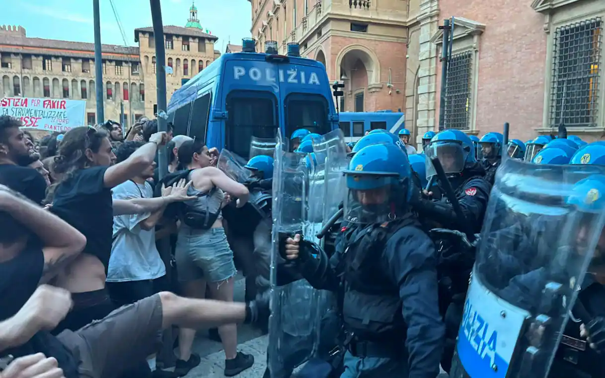 Bologna, scontri dopo la morte di Fakir: guerriglia in centro tra manifestanti e polizia