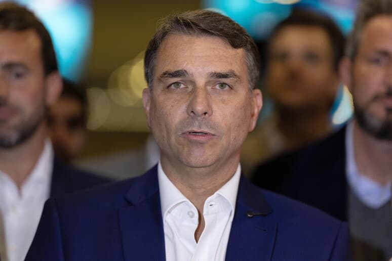 Brasile, Flávio Bolsonaro sotto indagine: la bufera giudiziaria scuote la corsa elettorale contro Lula