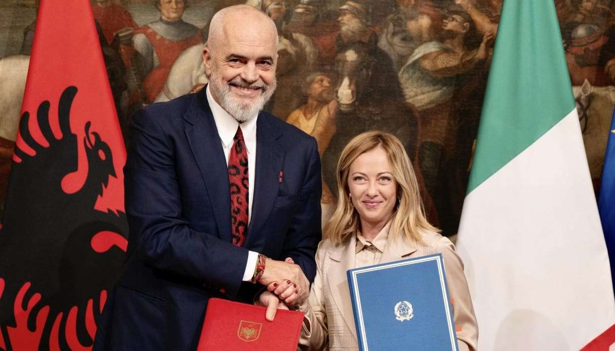 Migranti, la Corte Costituzionale albanese sospende il processo di approvazione dell’accordo firmato da Meloni e Rama