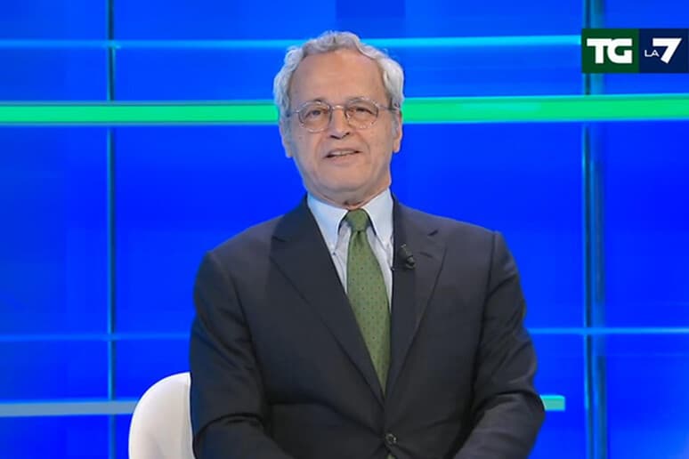 Enrico Mentana lascia La7 dopo 16 anni: l'ultimo telegiornale il 23 dicembre. Ecco perché ha deciso di dire addio