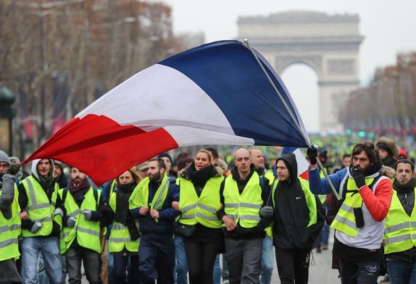 Francia, Macron vieta i cortei non sindacali del 24 ottobre: stretta sui Gilet gialli dopo gli scontri
