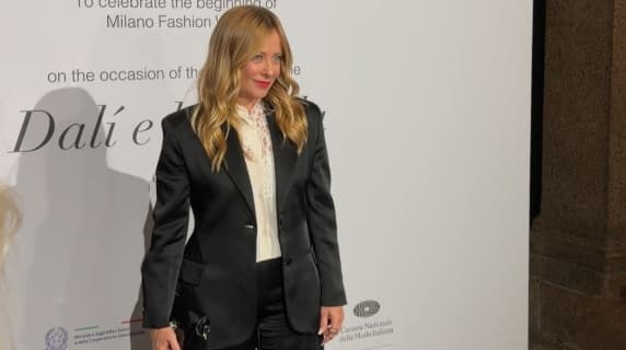Meloni alla Milano Fashion Week: «Sono qui per dire alla moda che il governo c’è». E Renzi attacca per l’assenza all’Onu