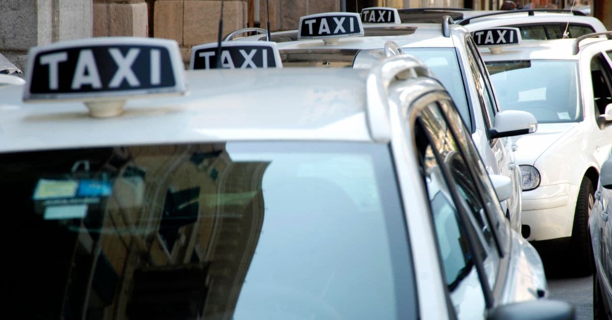 Carburanti sempre più cari, taxi e Ncc protestano a Roma: presidio al ministero dei Trasporti, possibile sciopero