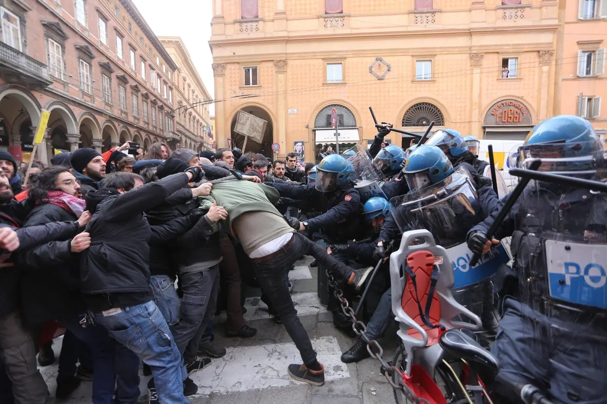 Bologna, gli scontri diventano un caso politico