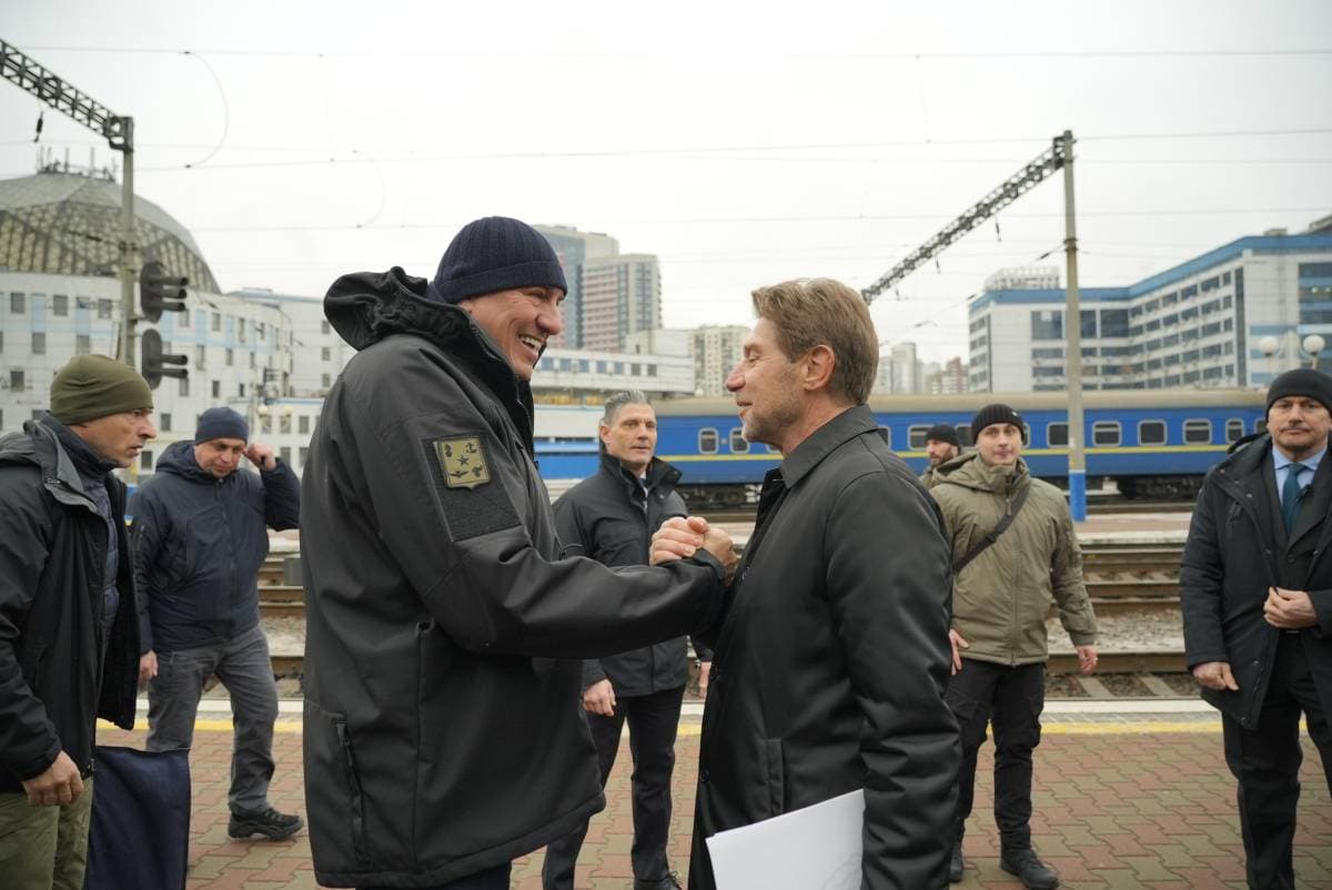 Crosetto e Starmer in visita a Kiev: si trovavano a soli 800 metri dai bombardamenti