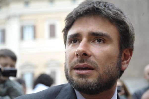 Alessandro Di Battista in gravi condizioni a Cuba: preoccupazione e sostegno dalla politica italiana