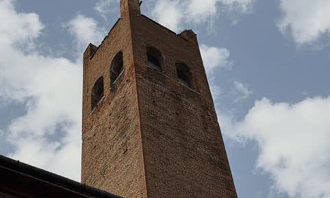 Cremona, la furia della supercella colpisce il Duomo: crolla una guglia

