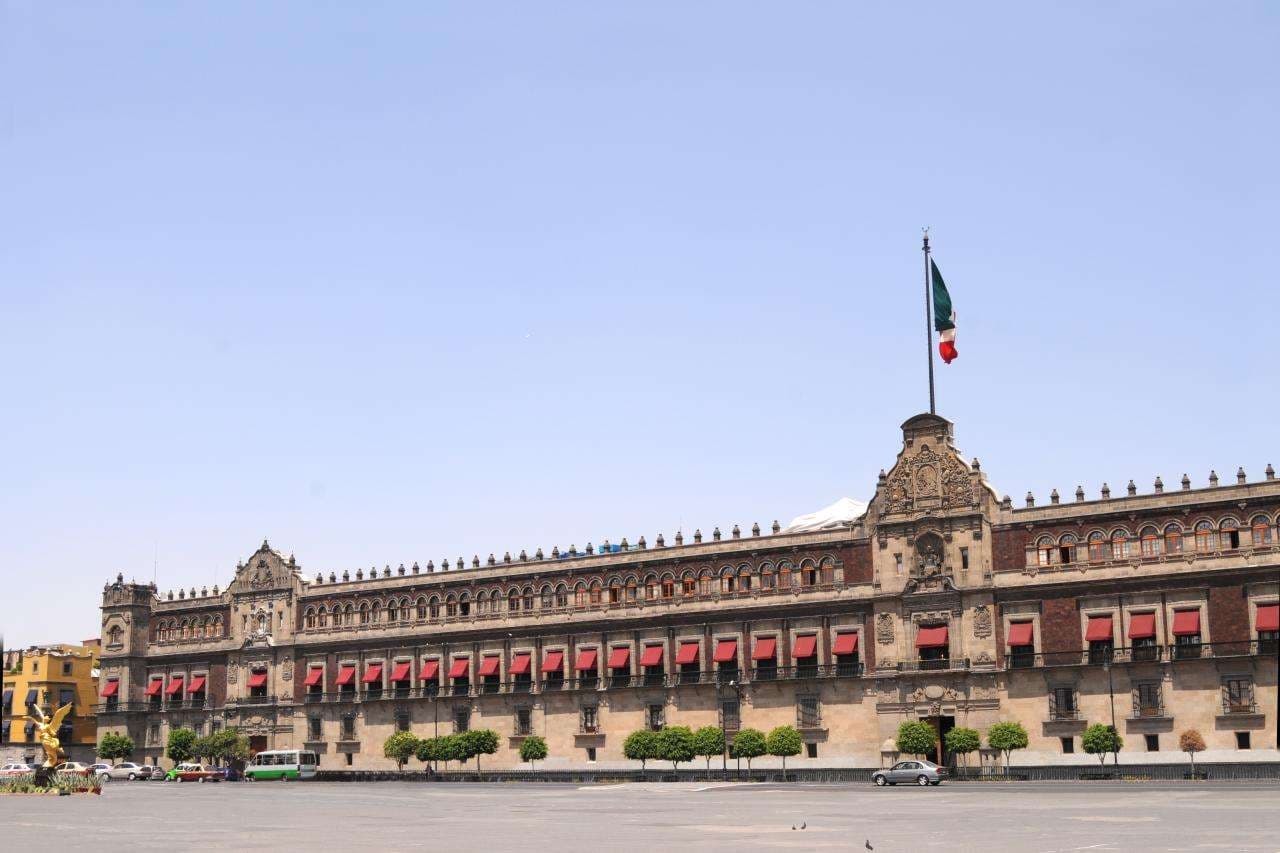 Messico, manifestanti scagliano un furgone bianco contro il Palazzo Presidenziale