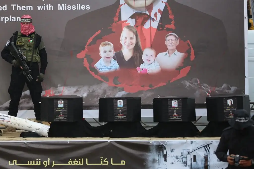Hamas consegna le bare di 4 ostaggi alla Croce Rossa