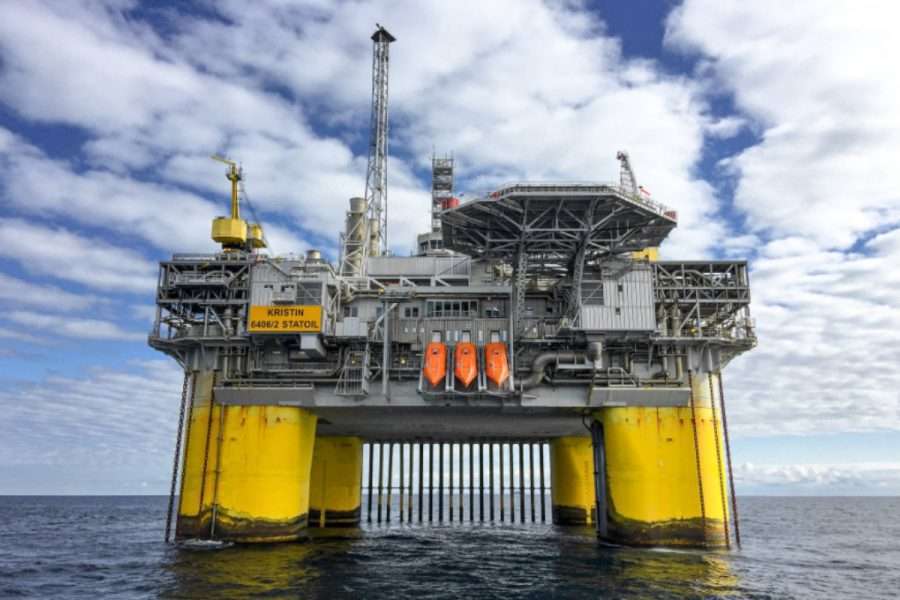 Petrolio, aumento di prezzo record a causa della scarsa offerta e delle tensioni geopolitiche