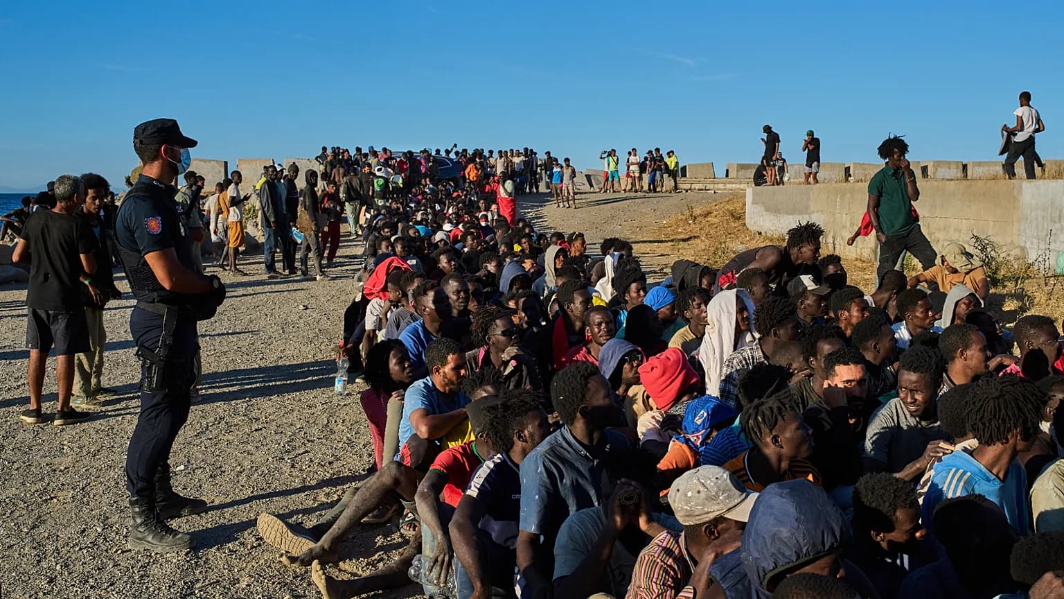 Crisi migratoria a Ceuta, l’Ue fa quadrato con la Spagna: solidarietà europea ma resta lo scontro sui confini