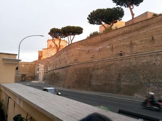 Vaticano, dipendenti in rivolta: “Abusi di straordinari e discriminazioni”