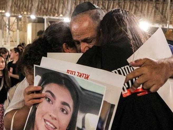 Gaza, le famiglie degli ostaggi mostrano un filmato: le donne sono state violentate e ora sono incinte