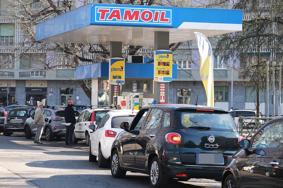 Tamoil mette un tetto a benzina e diesel: il price cap si allarga a metà della rete italiana