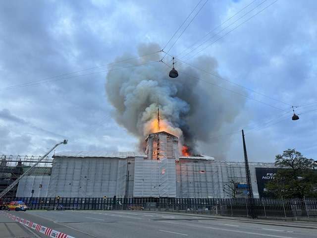 Copenaghen, incendio alla Borsa: crolla la guglia di 400 anni fa