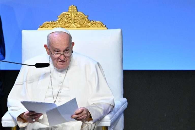 Papa Francesco pubblica "Spera", la sua autobiografia