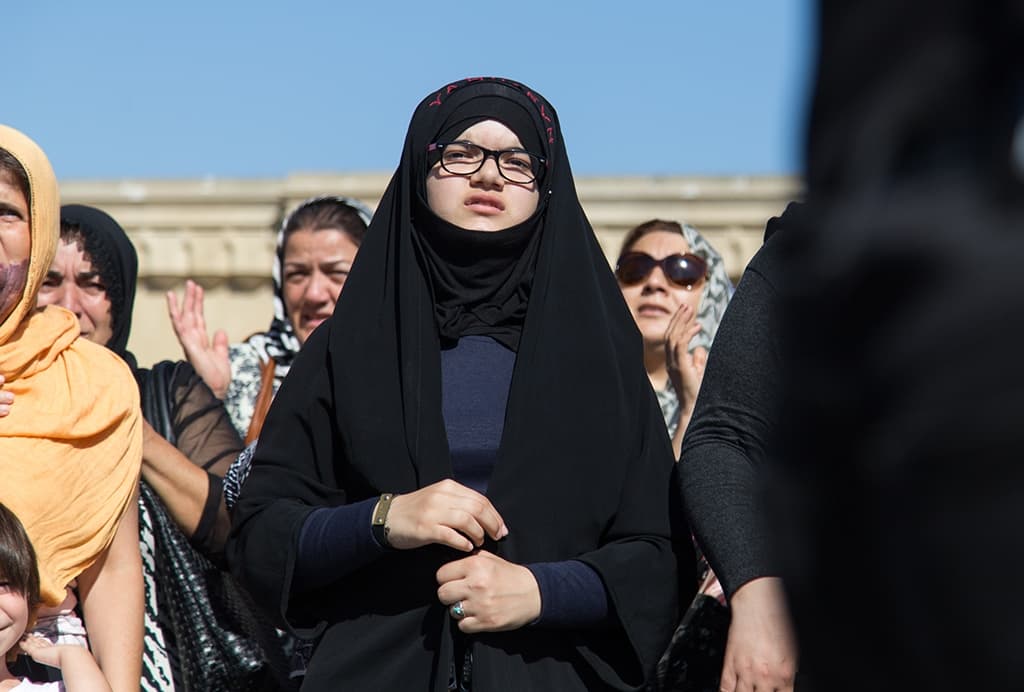 Azerbaigian, proteste contro le nuove regole sull’hijab nelle scuole: cresce la rabbia delle studentesse