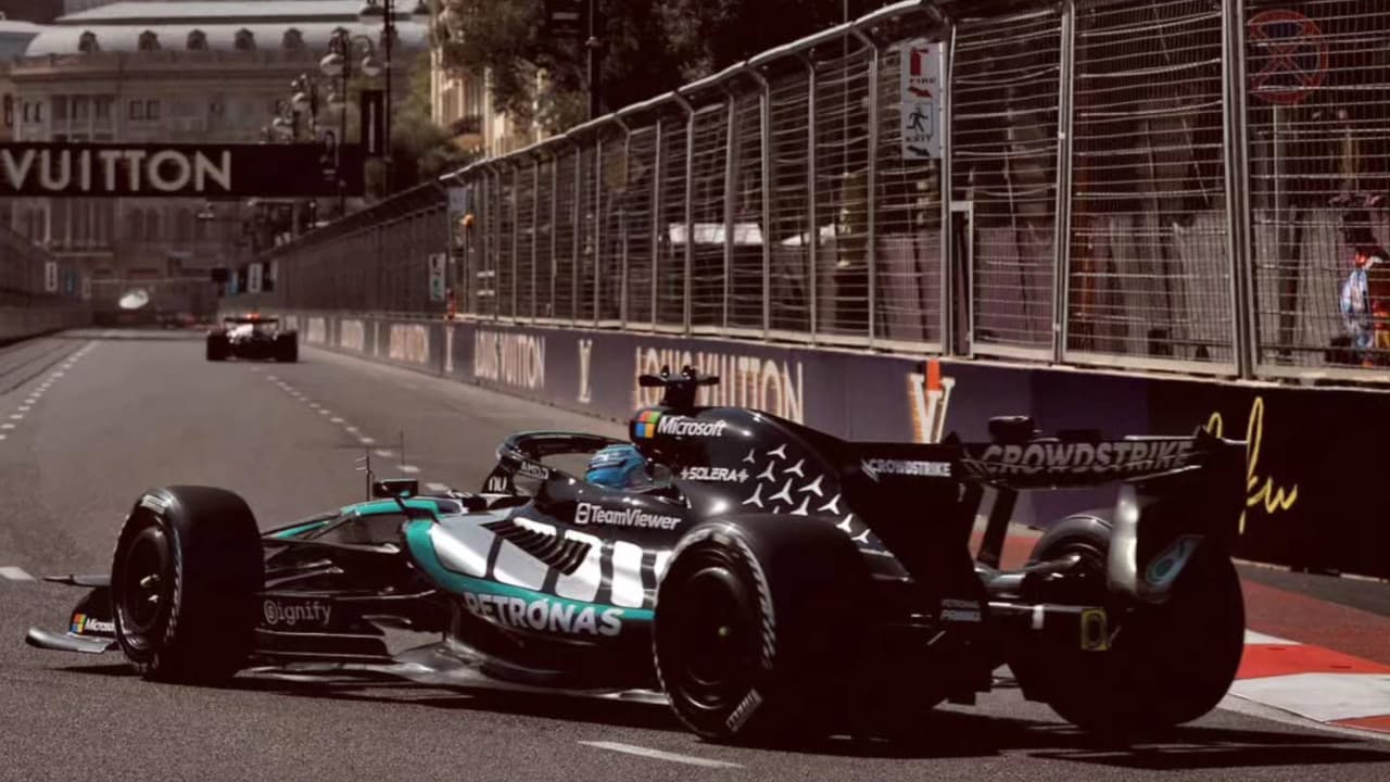 Formula 1, Russell si prende Baku: pole davanti a Leclerc. Antonelli contro il muro