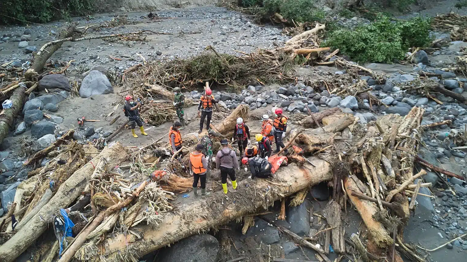 Oltre 440 morti in Indonesia per le alluvioni causate dal ciclone Senyar