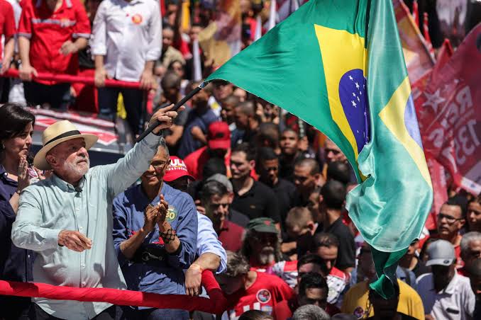 Brasile al voto, Lula sfida Bolsonaro figlio: urne aperte in un Paese spaccato a metà