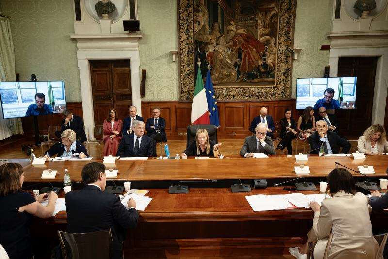 Meloni mette in discussione il salario minimo ma si prende il tempo di una riflessione coinvolgendo il Cnel