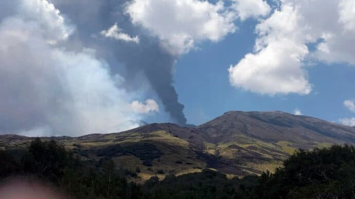 Etna torna a eruttare, fontane di lava e cenere: voli sospesi a Catania