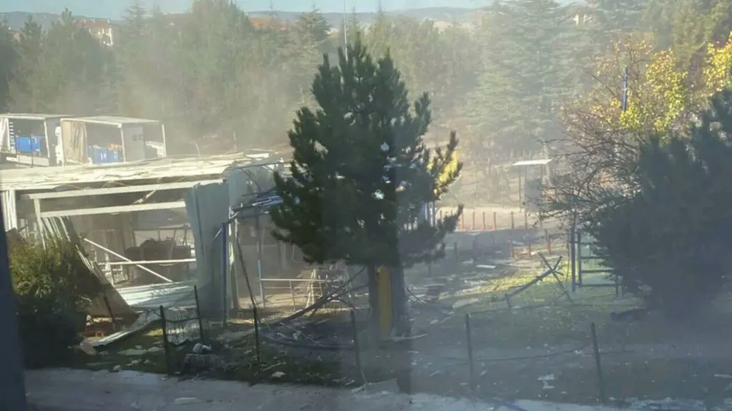 Attentato al quartier generale dell' industria aerospaziale turca Tusas vicino ad Ankara. Morti,  feriti e forse ostaggi