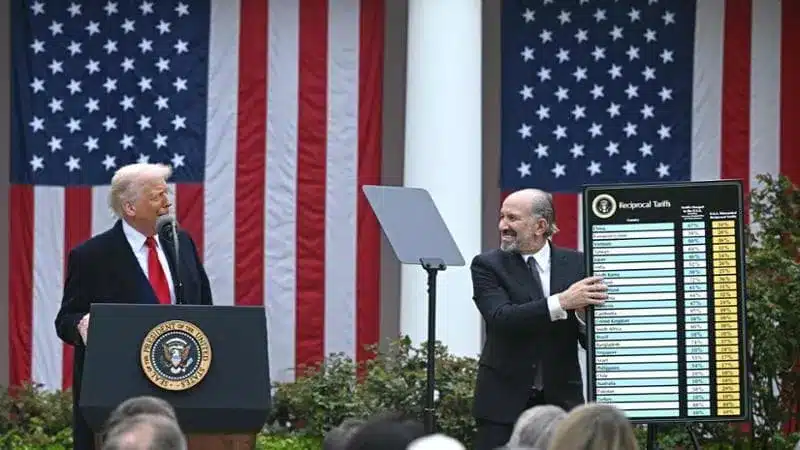 Trump spara i suoi dazi: europei colpiti col 20% e definiti "patetici". Mattarella "serve risposta compatta"