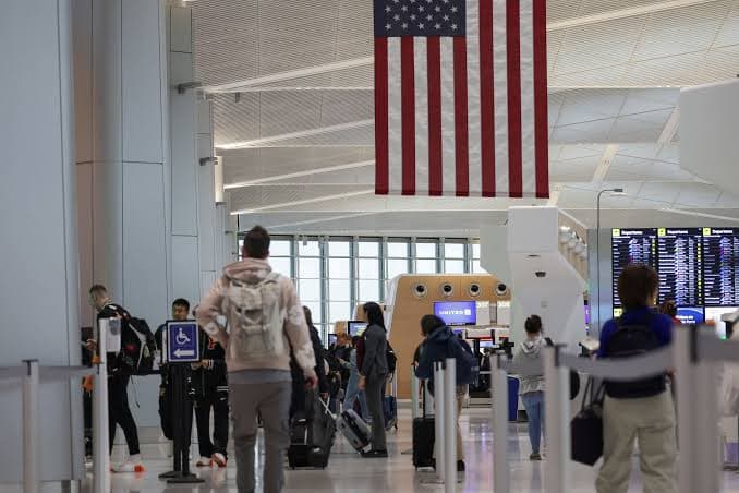 Usa, arresti negli aeroporti per chi ha il visto scaduto: la stretta di Trump amplia la rete delle deportazioni
