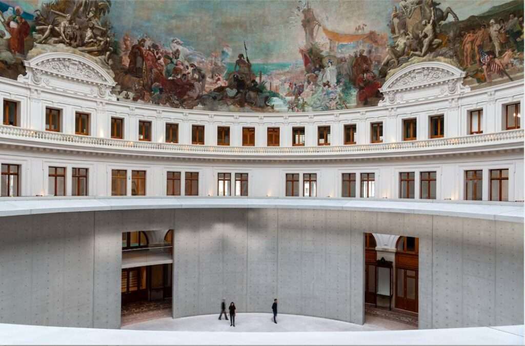 L’ex borsa di commercio di Parigi ospita la seconda mostra della Collezione Pinault