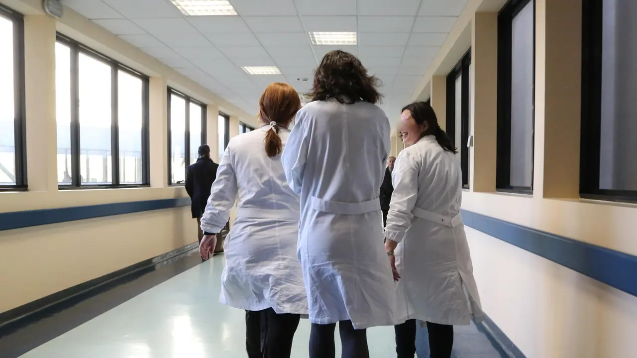 Sanità, accordo sul nuovo contratto dei medici: aumenti fino a 560 euro al mese