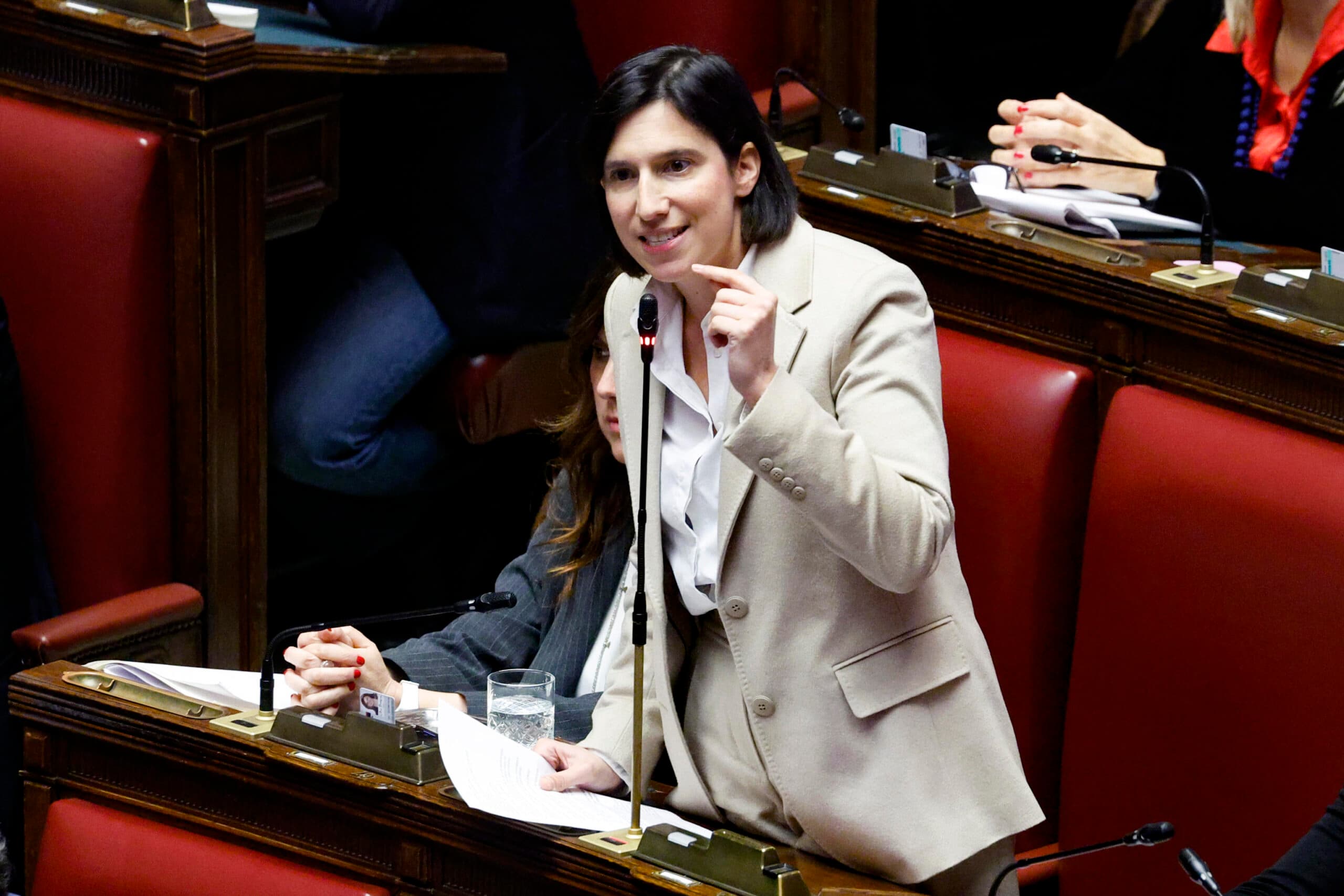 Caro carburanti, Schlein sul Corriere della Sera: “È il momento di tassare gli extraprofitti”