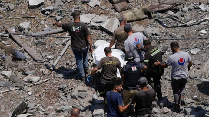 Libano, nuova escalation: 11 morti nei raid israeliani. Hezbollah minaccia una risposta