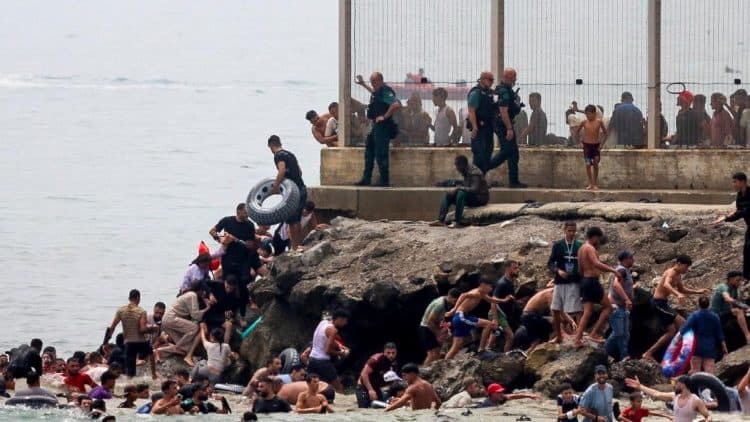 Ceuta travolta dai migranti dal Marocco: migliaia attraversano il confine, è la crisi più grave dal 2021