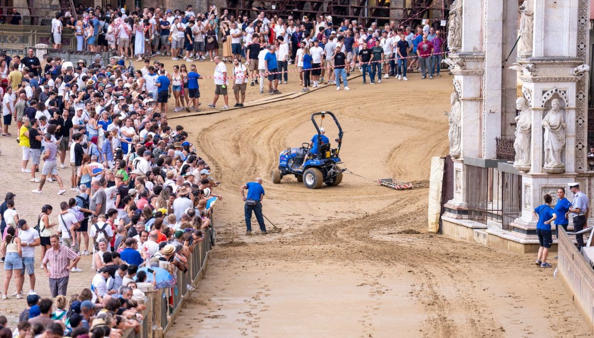 Palio di Siena rinviato, la pioggia ferma la Carriera dell’Assunta: si corre domani