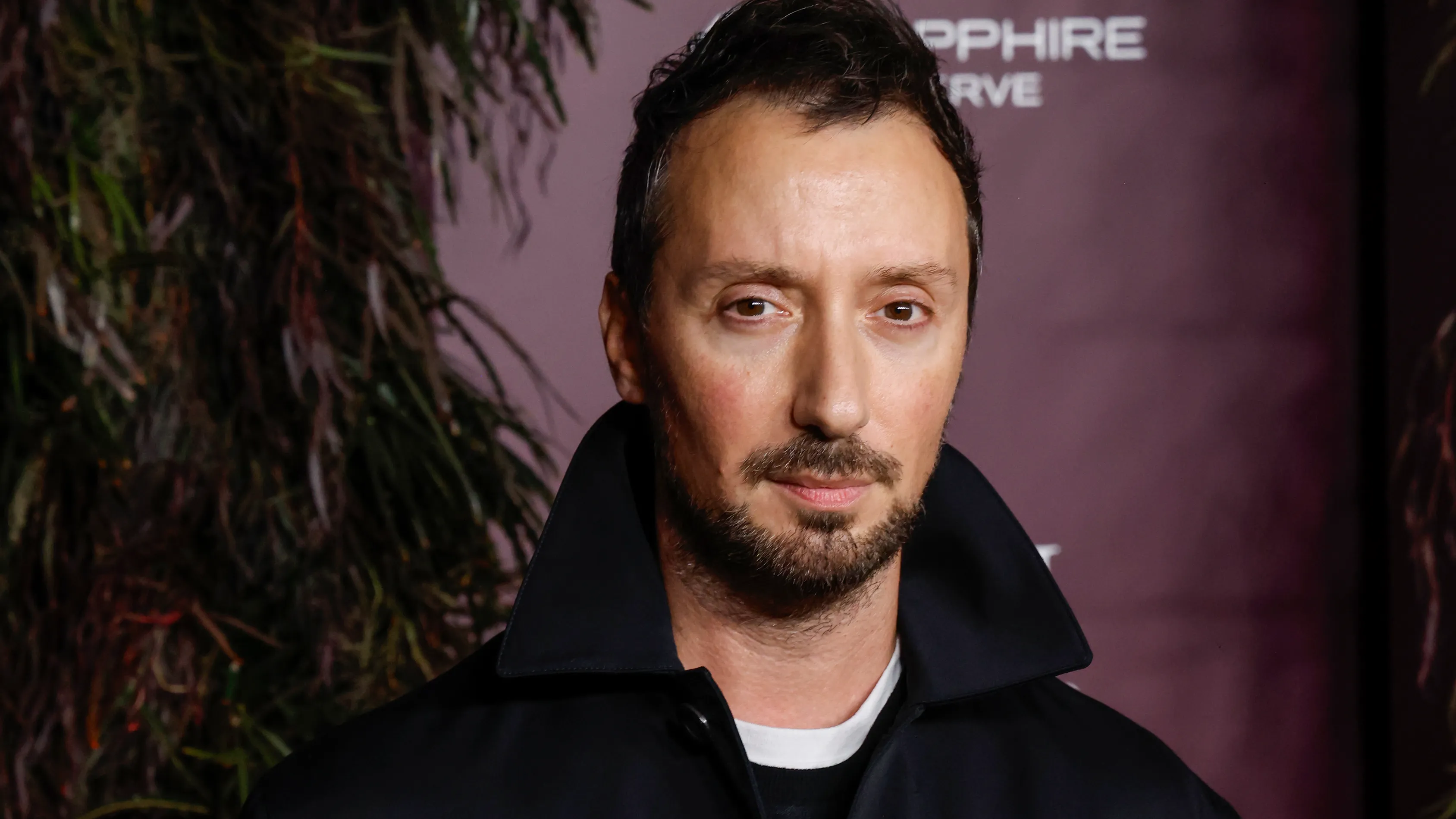 Anthony Vaccarello lascia Saint Laurent dopo dieci anni alla direzione creativa