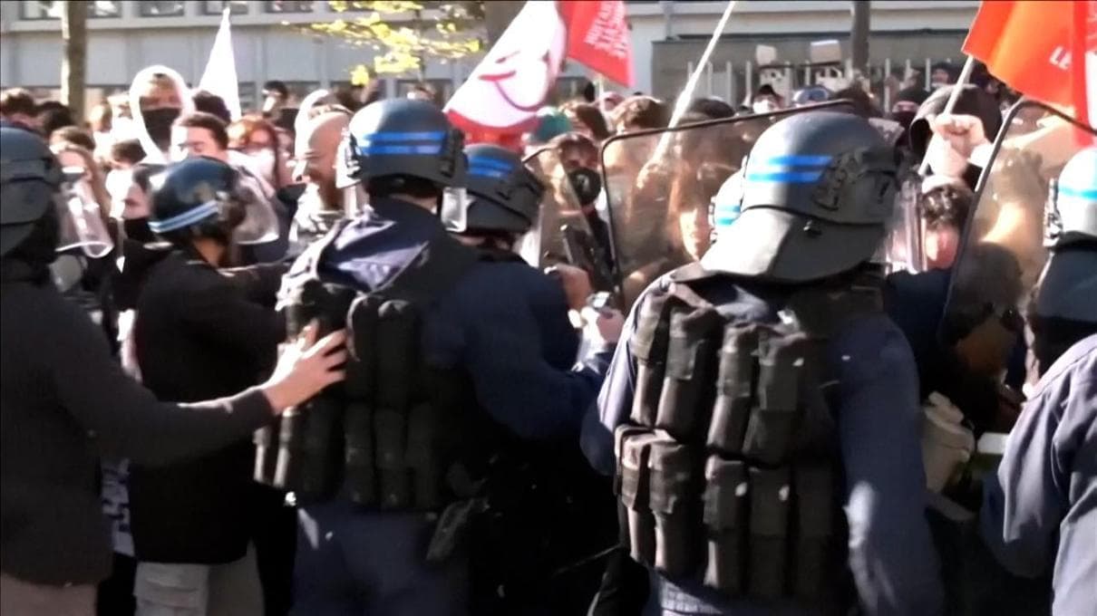 Strasburgo, scontri tra studenti e polizia: barricate e lacrimogeni dopo il corteo