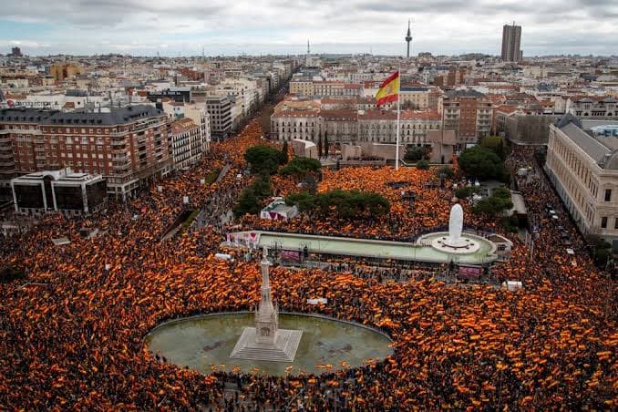 Spagna, manifestazioni in centinaia di città per Ceuta: tensioni e proteste contro il governo Sánchez