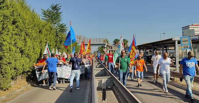 Ex Ilva, sciopero a Taranto: lavoratori in piazza contro lo stop all’area a caldo deciso dalla Corte d'Appello di Milano
