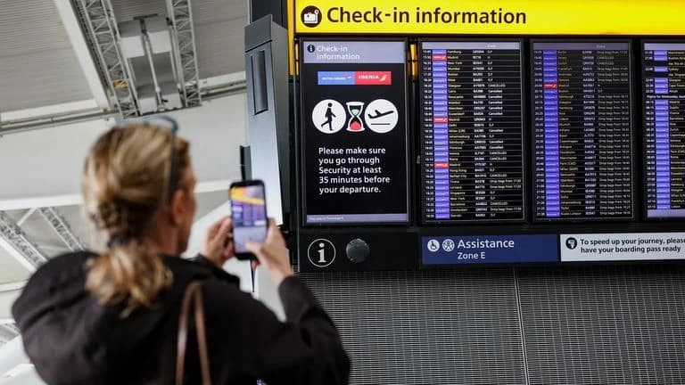 Regno Unito, ripartono i voli dopo il guasto al traffico aereo: disagi ancora negli aeroporti