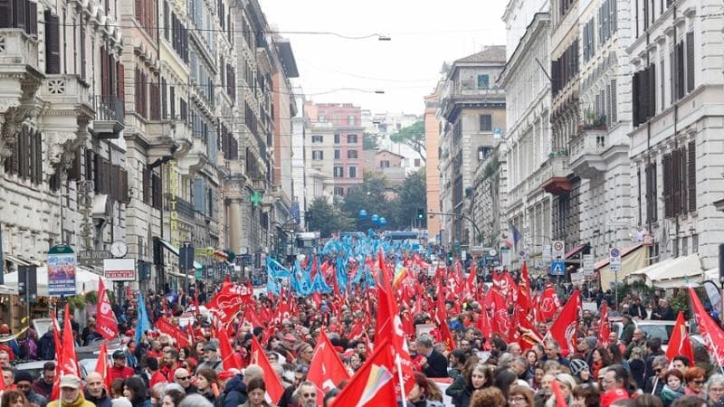 Cortei in decine di città contro carovita e riarmo. Tensioni al Nord, feriti negli scontri a Mestre e Vicenza