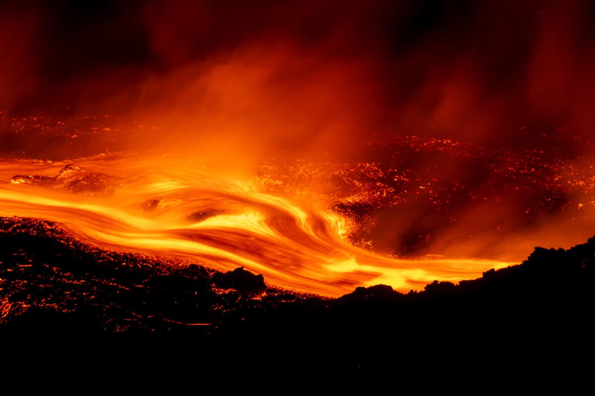 Etna in eruzione, caos negli aeroporti: voli cancellati e disagi per i passeggeri