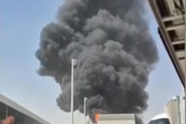 Nuovo raid sull'aeroporto di Riad: un morto e 11 feriti, lo scalo nel mirino dei ribelli Houthi
