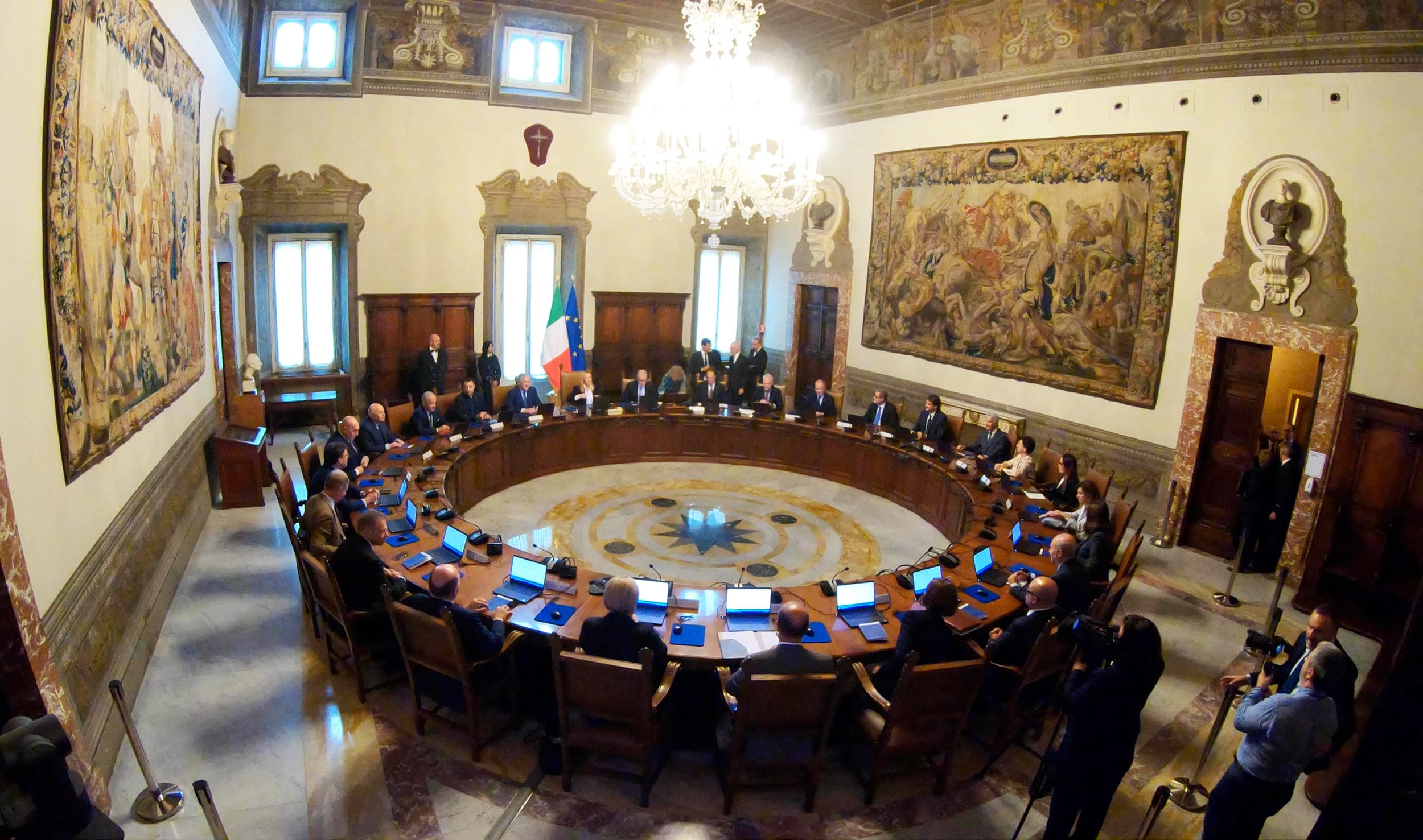 Consiglio dei ministri, tutti i provvedimenti approvati il 23 luglio: dalla giustizia minorile al pacchetto sicurezza