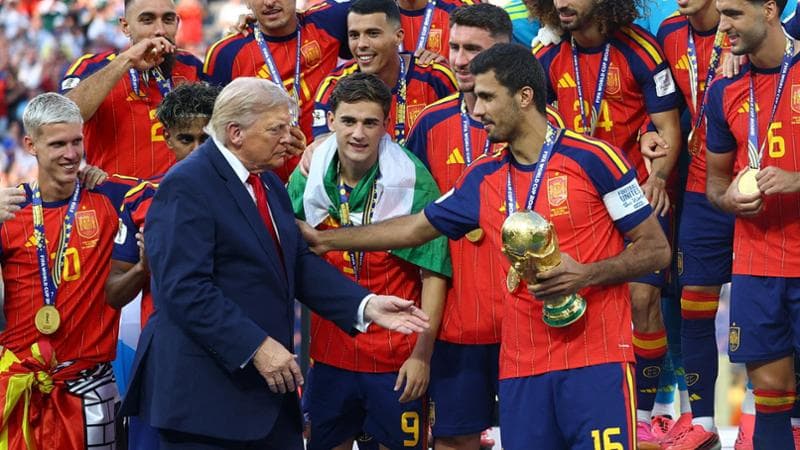 Premiazione Mondiale, imbarazzo con Trump: i giocatori lo escludono dalla foto