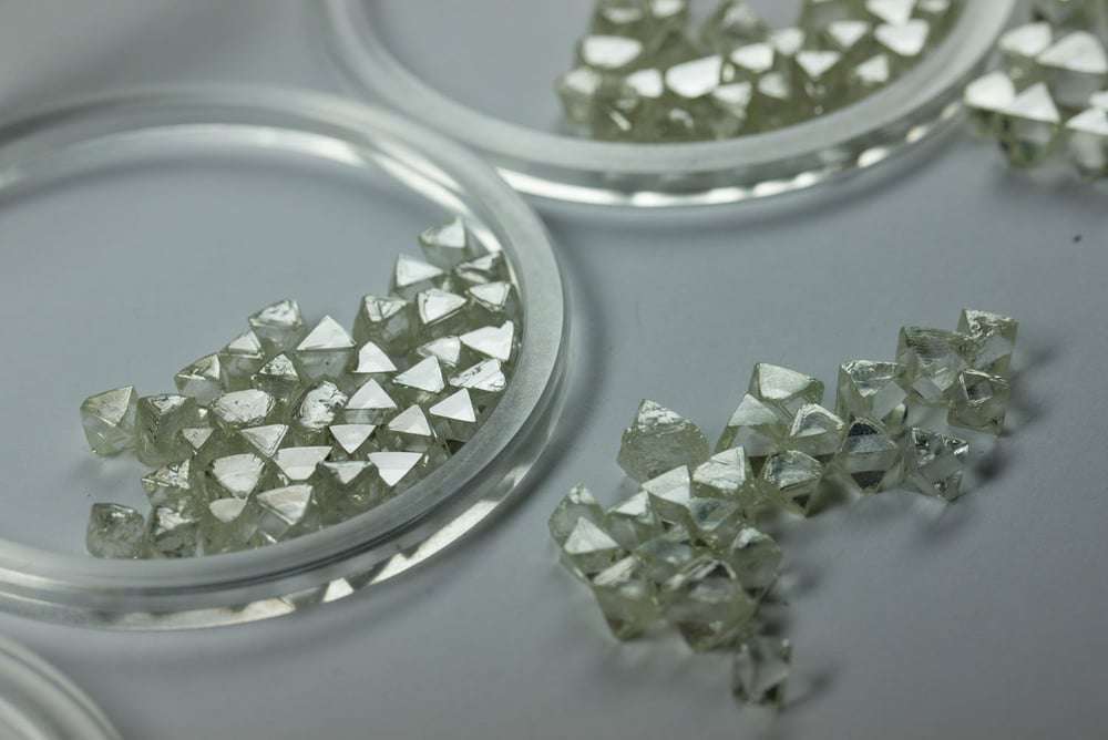 L’Ue vieta l’importazione dalla Russia dei diamanti estratti da Alrosa, il più grande produttore al mondo